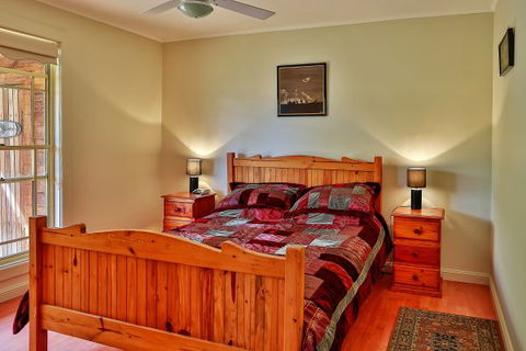 Coach House Hill Cottage - E Caravan Parks 2