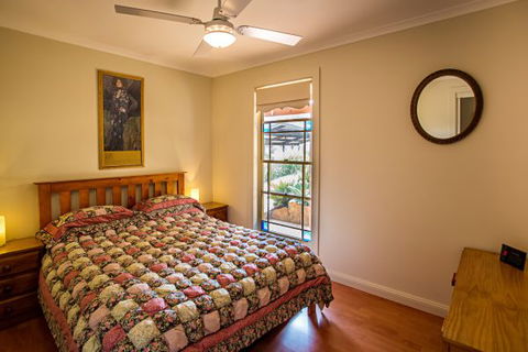 Coach House Hill Cottage - E Caravan Parks 3