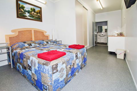 Tropical Lodge - E Caravan Parks 0