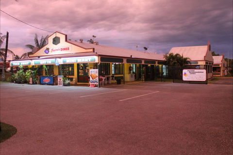 Tropical Lodge - E Caravan Parks 3