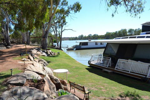 Riverbush Cottages - E Caravan Parks 1