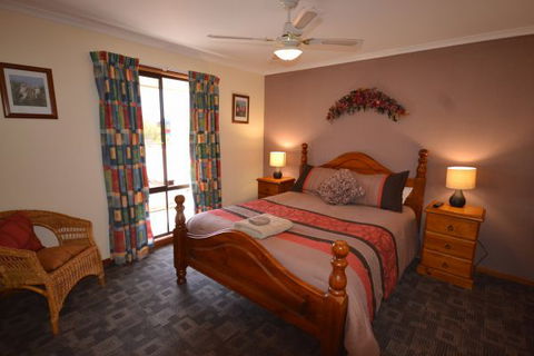Riverbush Cottages - E Caravan Parks 6