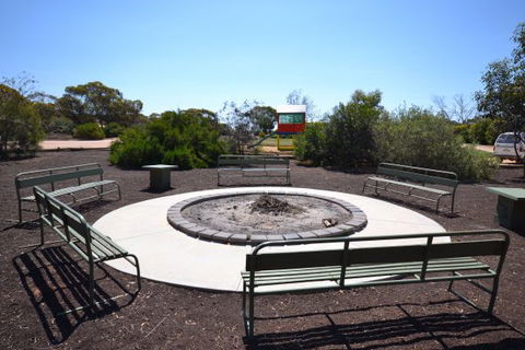 Riverbush Cottages - E Caravan Parks 7