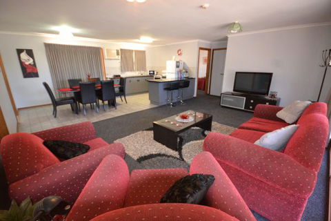 Riverbush Cottages - E Caravan Parks 9