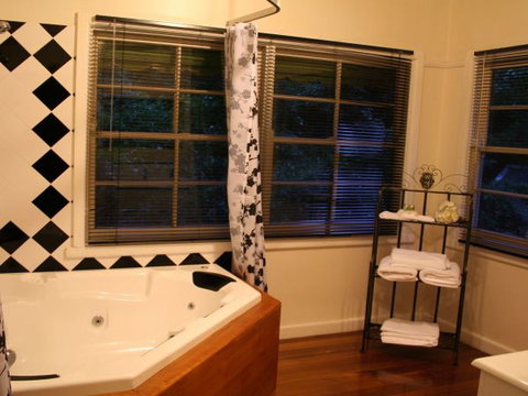 Tudor Cottages Mount Dandenong - E Caravan Parks 1