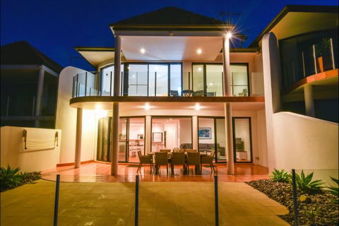 Villa Provence Beach House - E Caravan Parks 2