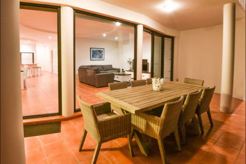 Villa Provence Beach House - E Caravan Parks 3