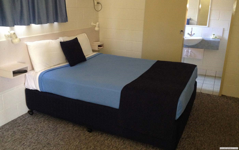 Emerald Motor Inn - E Caravan Parks 5