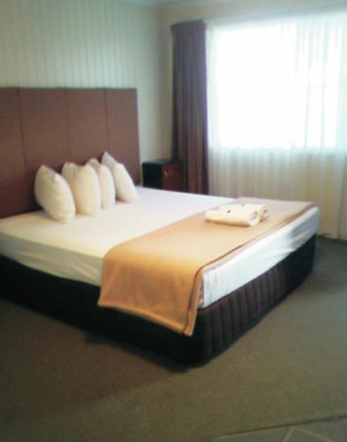 Country Plaza Motor Inn - E Caravan Parks 6