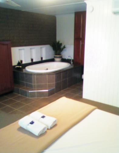 Country Plaza Motor Inn - E Caravan Parks 11