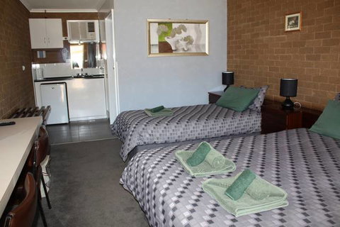 Camellia Motel - E Caravan Parks 3