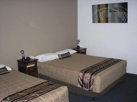 Centre Point Motor Inn - E Caravan Parks 0