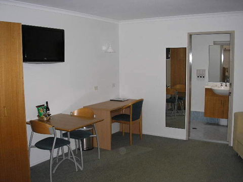 Centre Point Motor Inn - E Caravan Parks 1