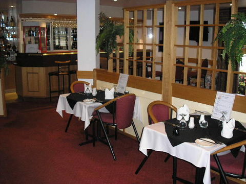 Centre Point Motor Inn - E Caravan Parks 3