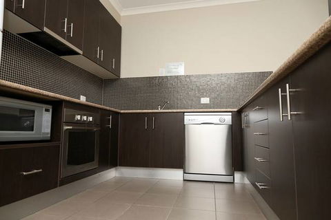 Centrepoint Apartments - E Caravan Parks 7