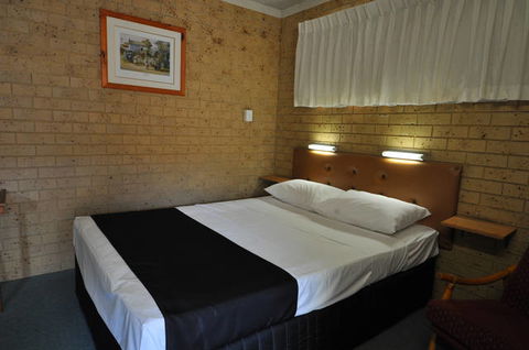 Coast Inn Motel - E Caravan Parks 1