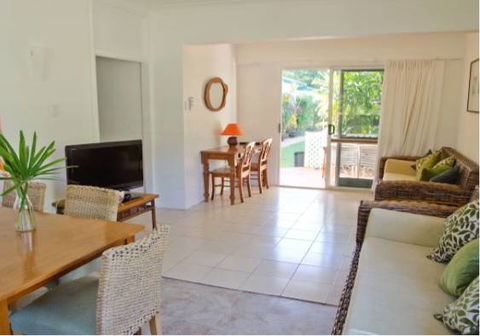 Villa Marine Cairns Beach Self Contained Holiday Apartments - E Caravan Parks 0