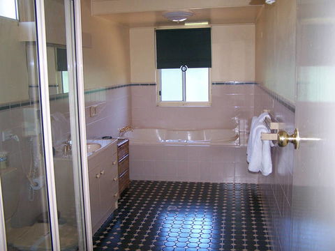 Econo Lodge Griffith Motor Inn - E Caravan Parks 3