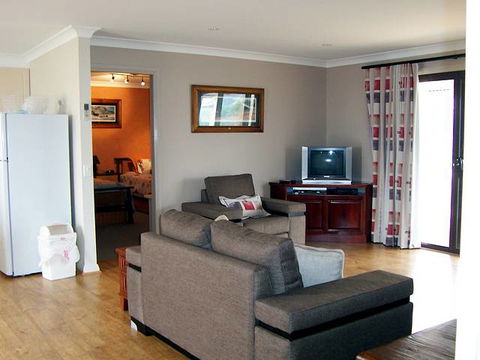 Elm Cottage - E Caravan Parks 1