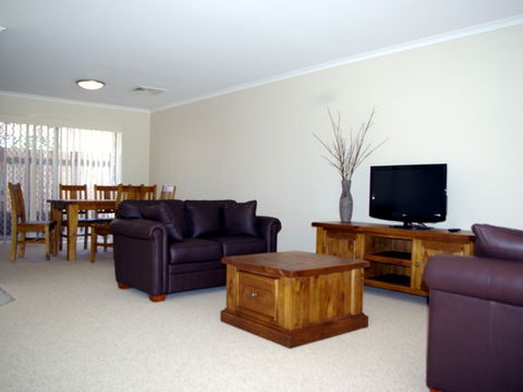 Fairways Bed & Breakfast At Jerilderie - E Caravan Parks 2