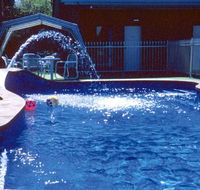 Fountain Court Motor Inn - E Caravan Parks