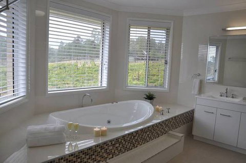 Ghost Riders Vineyard Lodge - E Caravan Parks 0