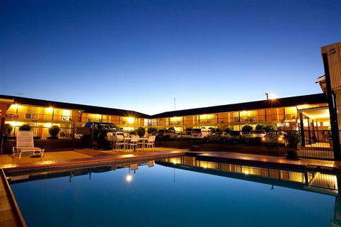 Golden West Motor Inn - E Caravan Parks 0