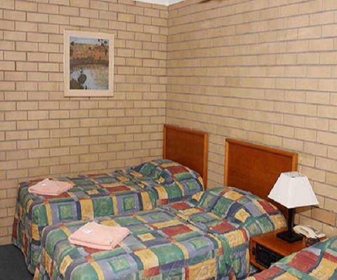 Gunsynd Motor Inn - E Caravan Parks 2