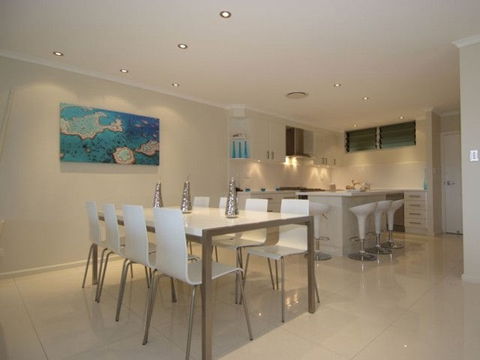 Hamilton Island Private Apartment - Poinciana - E Caravan Parks 0