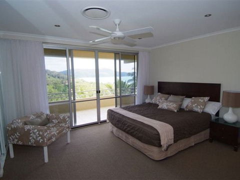 Hamilton Island Private Apartment - Poinciana - E Caravan Parks 2