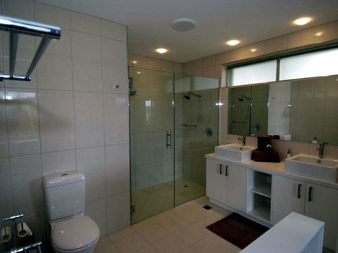 Hamilton Island Private Apartment - Poinciana - E Caravan Parks 3