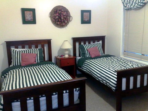 Jenoma Cottage - E Caravan Parks 0
