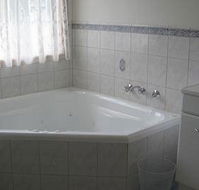 Macburn Self Contained Cottages Dog Friendly - E Caravan Parks