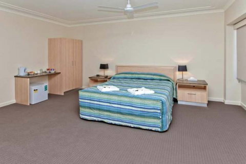 Ocean Beach Hotel - E Caravan Parks 48