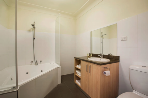 Ocean Beach Hotel - E Caravan Parks 9