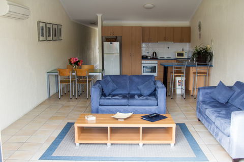 Sails Luxury Apartments - E Caravan Parks 3