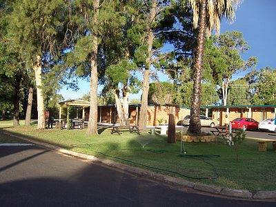 Silver Oaks Motel - E Caravan Parks 1