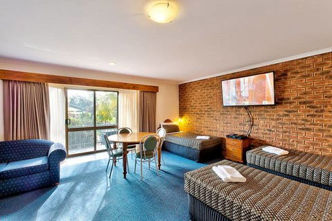 Sundowner Hume Country Motor Inn - E Caravan Parks 7