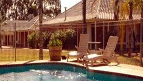 Standpipe Golf Motor Inn - E Caravan Parks 8