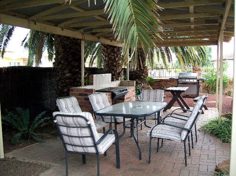 The Palms Motel - E Caravan Parks 1