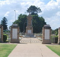 Warwick War Memorial and Gates - E Caravan Parks