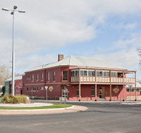 Kellys Rugby Hotel and Bottle Shop - E Caravan Parks