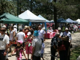 Burleigh Art And Craft Markets - E Caravan Parks 3