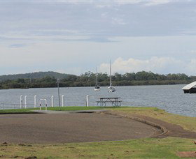 Laurieton Riverside Seafoods - E Caravan Parks 2
