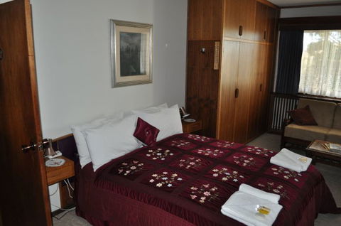 Sages Haus Bed And Breakfast - E Caravan Parks 5