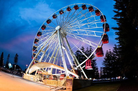 Fremantle Ferris Wheel - E Caravan Parks 5