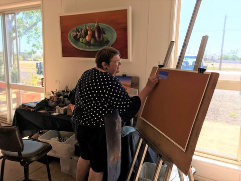 Lyn Barnes Gallery - E Caravan Parks 1