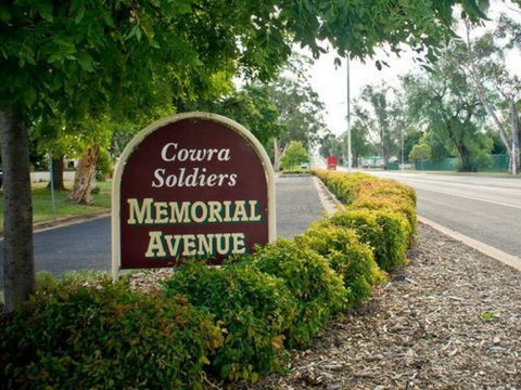 Memorial Avenue In Cowra - E Caravan Parks 0