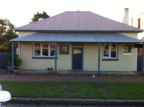 Teddy Bears Downstairs And Grandma's Feather Bed - E Caravan Parks 0