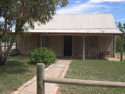 Early Settlers Cottage (Solly's Hut) - E Caravan Parks 0
